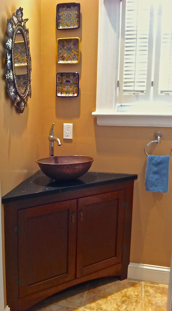 Idées déco pour une petite salle de bain craftsman avec un placard à porte plane, des portes de placard marrons, WC suspendus, un carrelage multicolore, une vasque et un plan de toilette en quartz modifié.