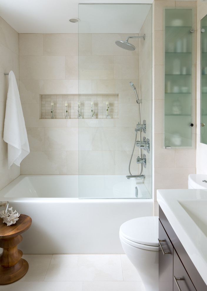 トロントにあるコンテンポラリースタイルのおしゃれな浴室 (アルコーブ型浴槽、ベージュのタイル) の写真