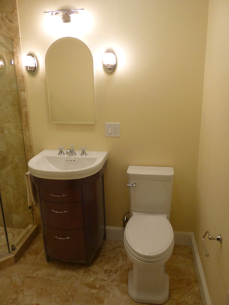 Idées déco pour une petite salle de bain principale classique en bois foncé avec un lavabo intégré, un placard en trompe-l'oeil, une douche d'angle, WC à poser, un carrelage beige, des carreaux de porcelaine, un mur beige et un sol en carrelage de porcelaine.