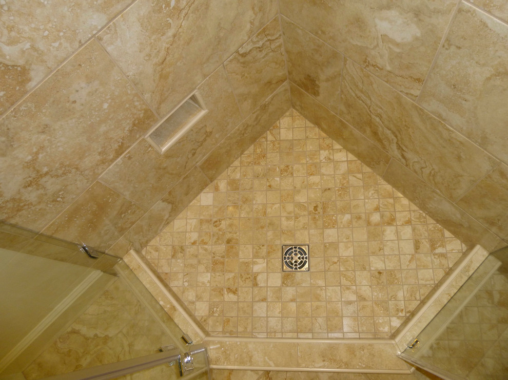 Exemple d'une petite salle de bain principale chic en bois foncé avec un lavabo intégré, un placard en trompe-l'oeil, une douche d'angle, WC à poser, un carrelage beige, des carreaux de porcelaine, un mur beige et un sol en carrelage de porcelaine.
