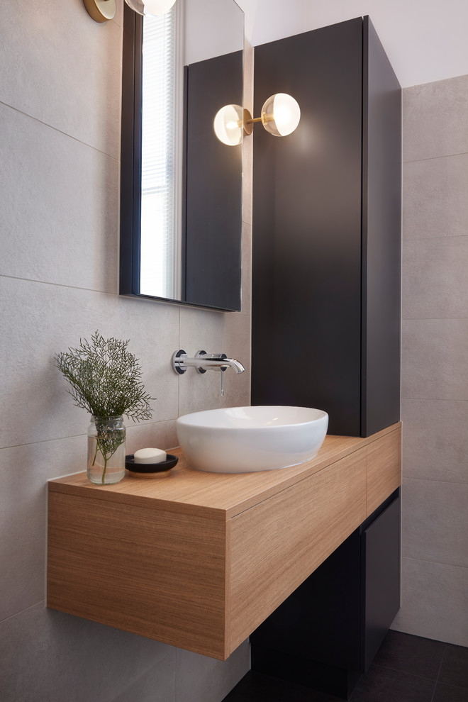 Inspiration för små moderna en-suite badrum, med släta luckor, svarta skåp, ett fristående badkar, en öppen dusch, beige kakel, porslinskakel, ett fristående handfat och dusch med gångjärnsdörr