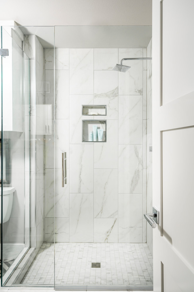 Источник вдохновения для домашнего уюта: ванная комната среднего размера в стиле неоклассика (современная классика) с душем в нише, врезной раковиной и душем с распашными дверями