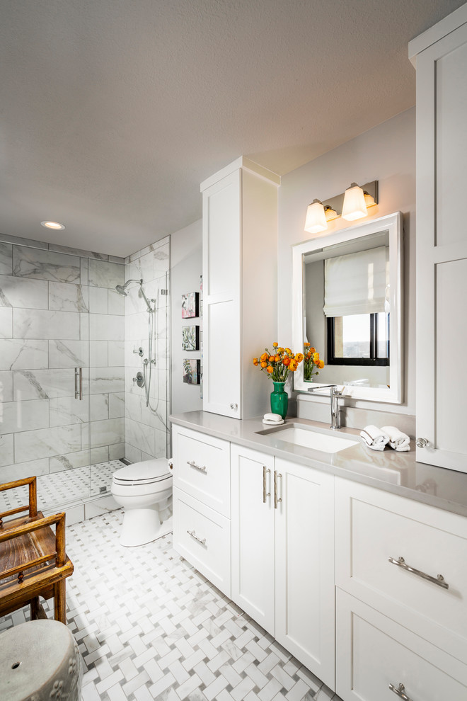 Inredning av ett klassiskt mellanstort en-suite badrum, med en dusch i en alkov, ett undermonterad handfat och dusch med gångjärnsdörr