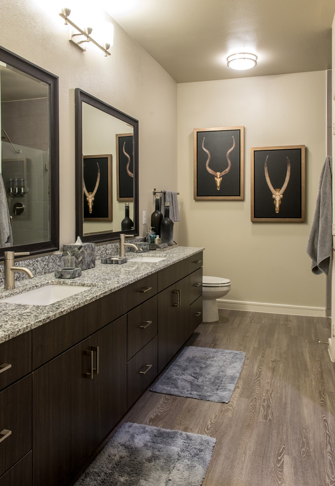 Inredning av ett modernt mellanstort en-suite badrum, med beige väggar, ljust trägolv, ett undermonterad handfat, släta luckor, skåp i mörkt trä, granitbänkskiva och en dusch i en alkov