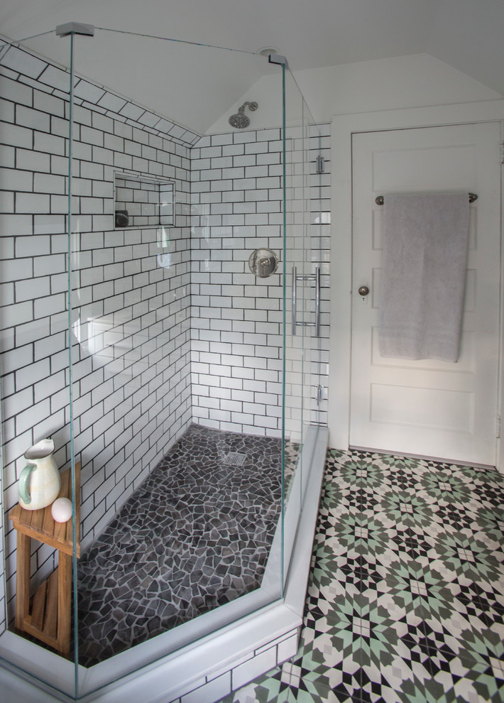 Esempio di una piccola stanza da bagno padronale eclettica con lavabo integrato, ante bianche, doccia ad angolo, WC a due pezzi, piastrelle bianche, piastrelle diamantate, pareti bianche e pavimento con piastrelle di ciottoli