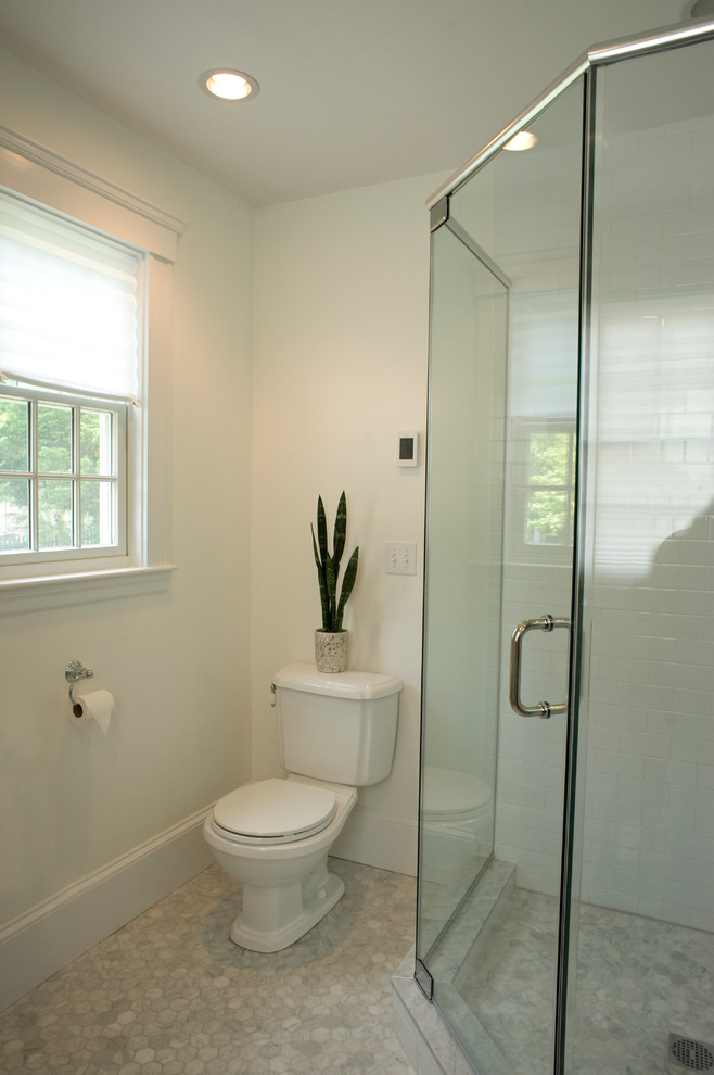 Immagine di una piccola stanza da bagno classica