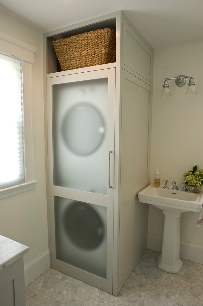 Свежая идея для дизайна: маленькая ванная комната со стиральной машиной в стиле неоклассика (современная классика) для на участке и в саду - отличное фото интерьера