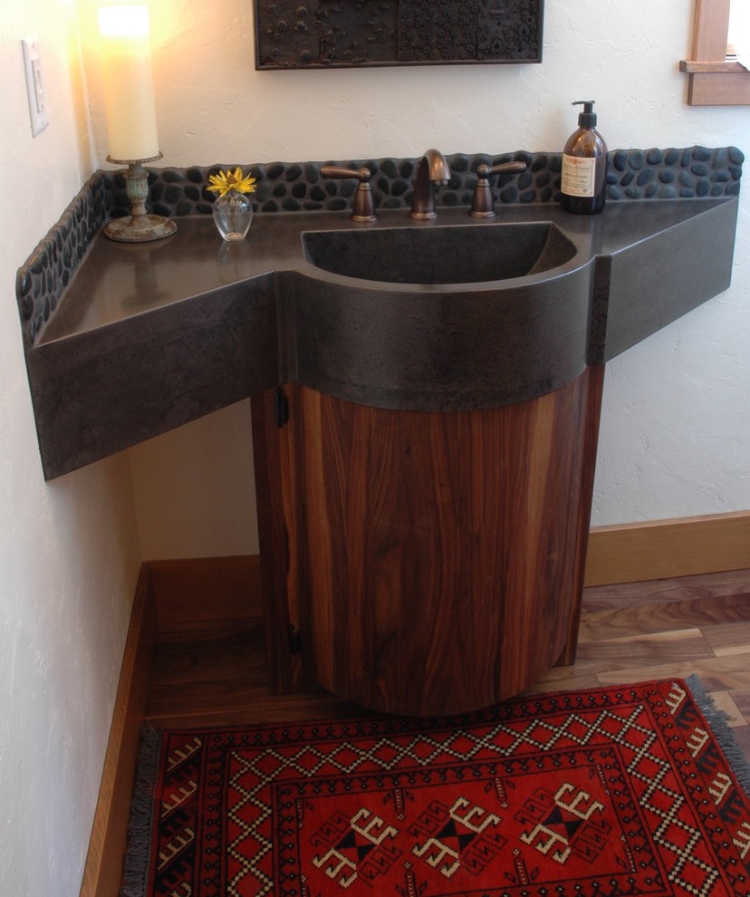 Modelo de cuarto de baño clásico pequeño con lavabo integrado, encimera de cemento y encimeras negras