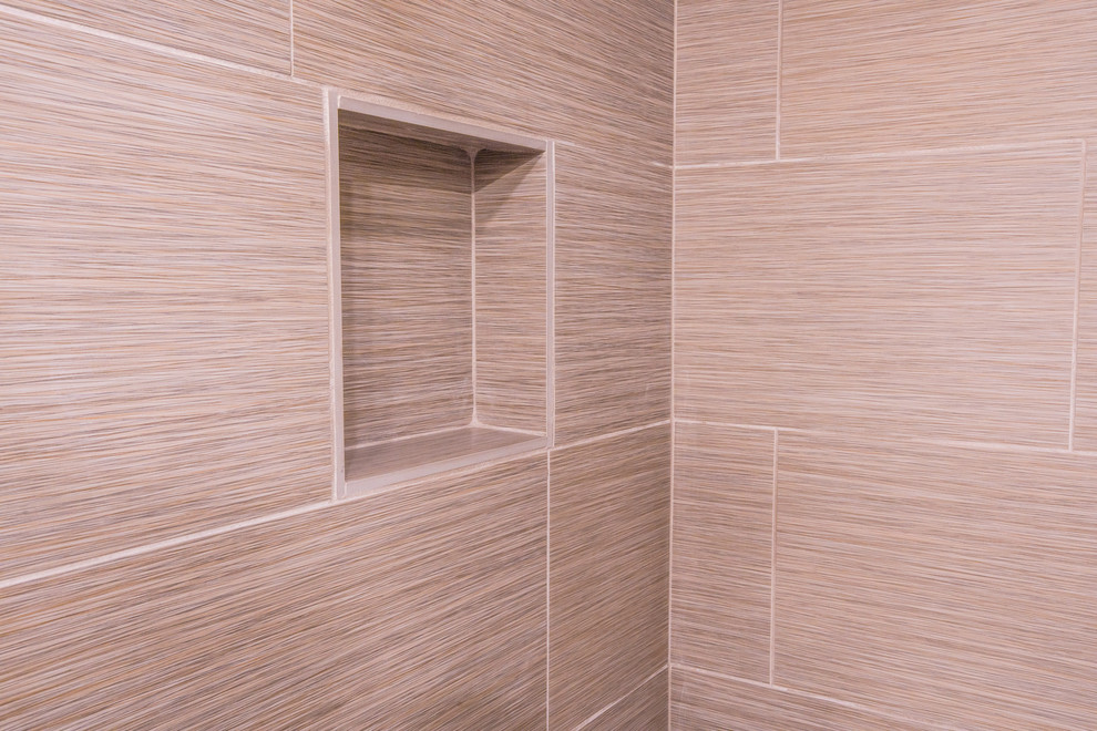Источник вдохновения для домашнего уюта: маленькая ванная комната в стиле неоклассика (современная классика) с плоскими фасадами, темными деревянными фасадами, накладной ванной, душем над ванной, раздельным унитазом, разноцветной плиткой, керамогранитной плиткой, белыми стенами, полом из керамогранита, врезной раковиной и столешницей из кварцита для на участке и в саду