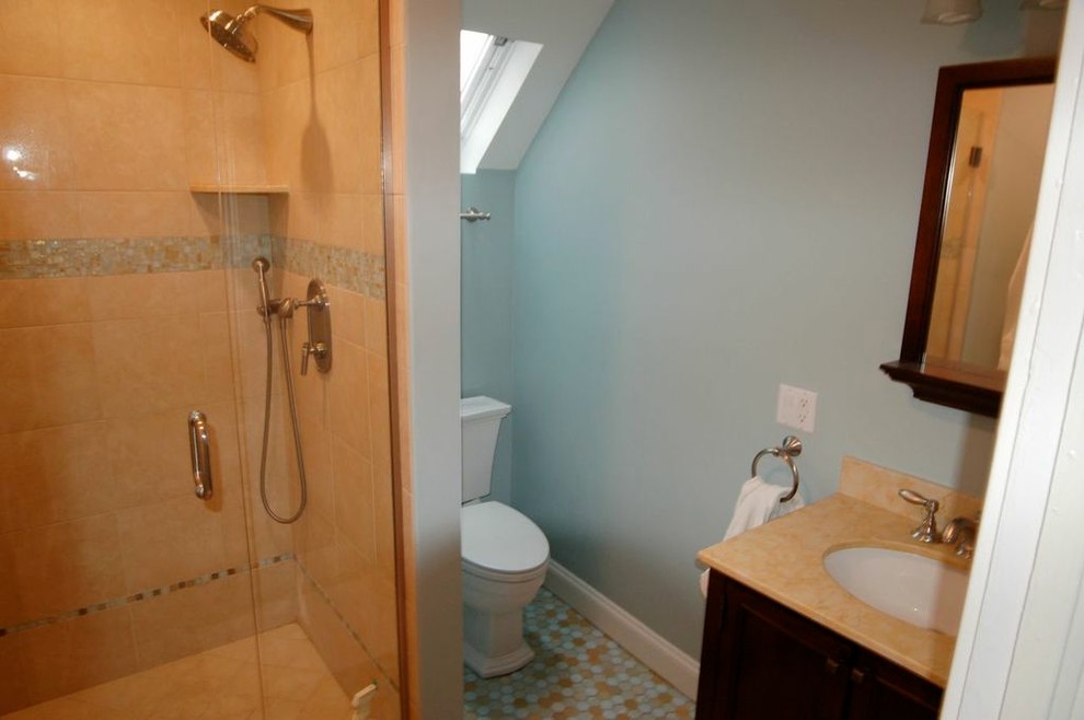 Immagine di una piccola stanza da bagno padronale classica con lavabo sottopiano, consolle stile comò, ante in legno bruno, doccia alcova, WC a due pezzi, piastrelle beige, pareti blu e pavimento con piastrelle in ceramica