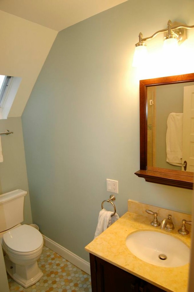 Cette photo montre une petite douche en alcôve principale chic en bois foncé avec un lavabo encastré, un placard en trompe-l'oeil, un plan de toilette en granite, WC séparés, un carrelage beige et un sol en carrelage de céramique.