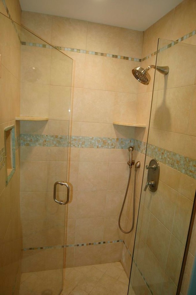 Idee per una piccola stanza da bagno padronale chic con doccia alcova, piastrelle beige e piastrelle a mosaico