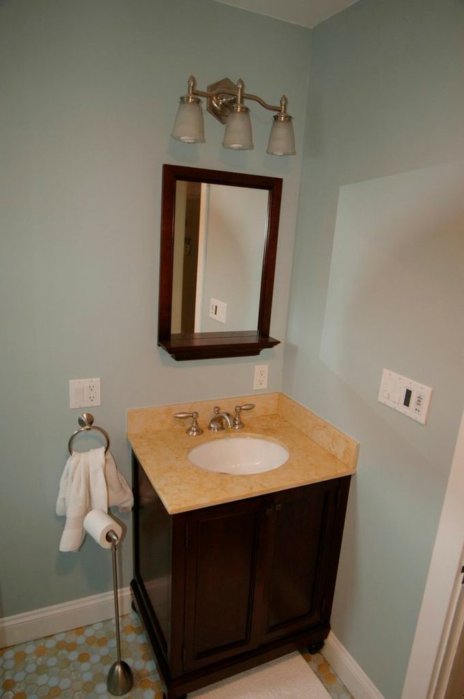 Imagen de cuarto de baño principal clásico pequeño con armarios tipo mueble, puertas de armario de madera en tonos medios, encimera de granito, ducha empotrada y paredes azules