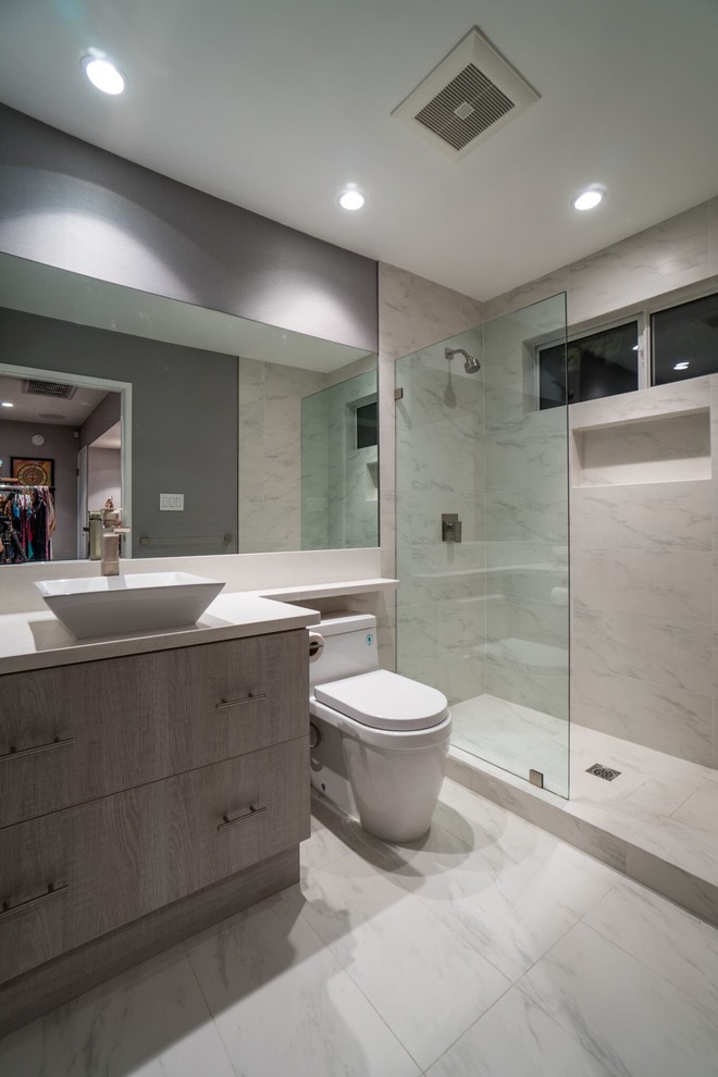 Mittelgroßes Modernes Duschbad mit flächenbündigen Schrankfronten und grauen Schränken in Los Angeles