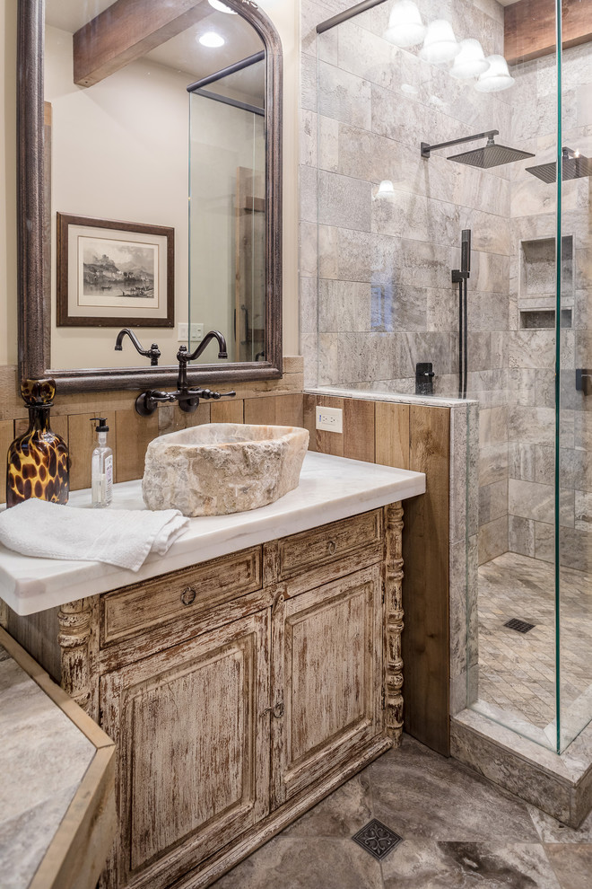 Imagen de cuarto de baño rústico pequeño con armarios con paneles empotrados, puertas de armario marrones, paredes beige, encimera de acrílico y suelo marrón