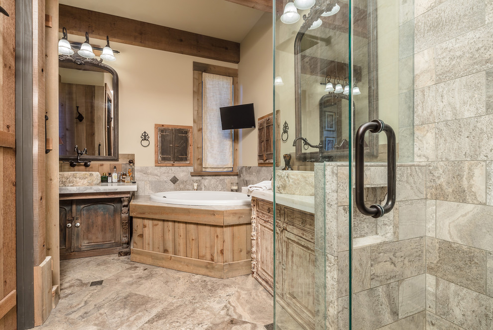 Imagen de cuarto de baño rural pequeño con armarios con paneles empotrados, puertas de armario marrones, paredes beige, encimera de acrílico y suelo marrón