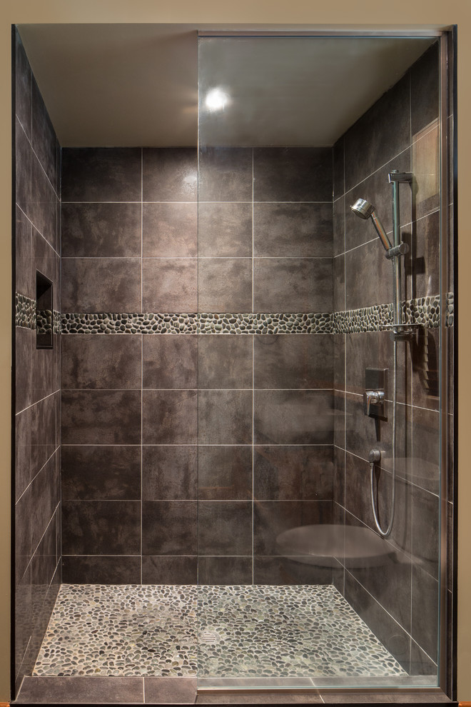 Mittelgroßes Uriges Badezimmer En Suite mit offenen Schränken, hellen Holzschränken und Granit-Waschbecken/Waschtisch in Ottawa