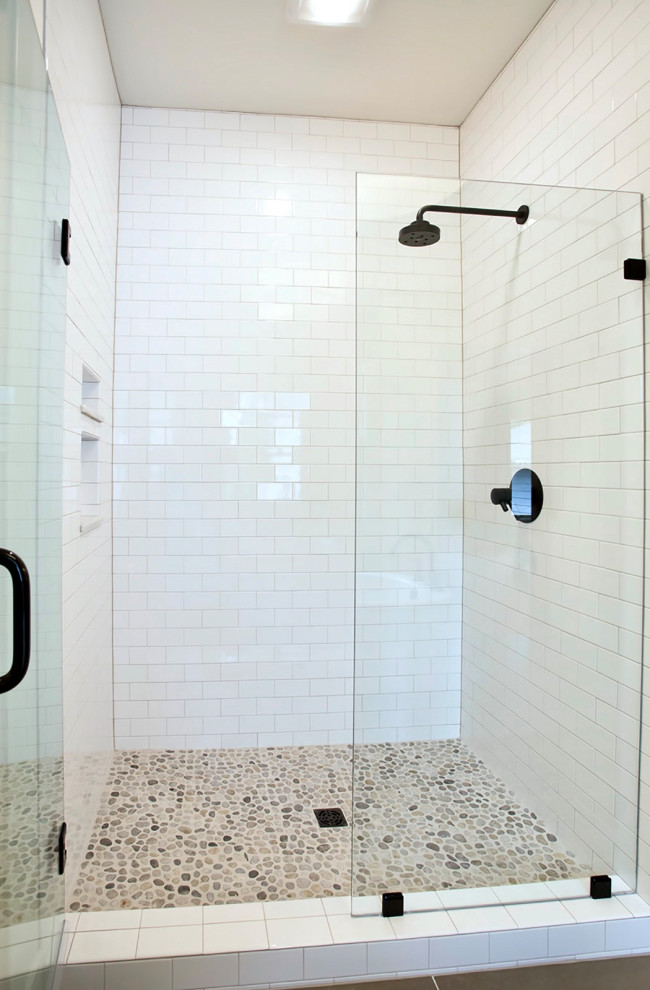 Идея дизайна: главная ванная комната среднего размера в стиле кантри с душем в нише, белой плиткой, белыми стенами, душем с распашными дверями, плиткой кабанчик, полом из галечной плитки, бежевым полом и нишей