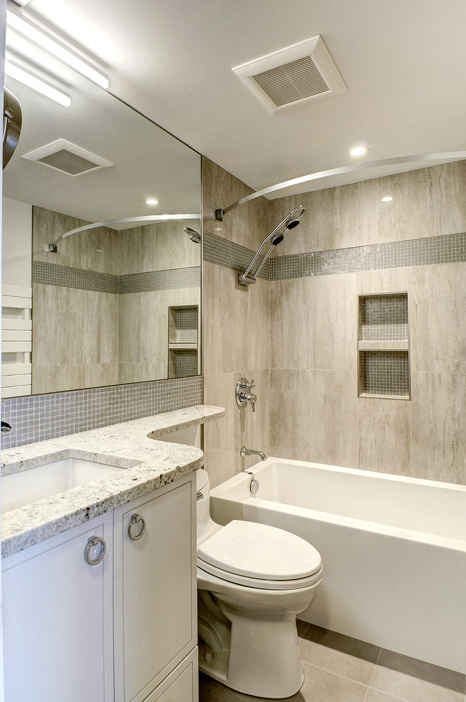 Exemple d'une salle d'eau tendance de taille moyenne avec un sol beige, un placard à porte plane, des portes de placard blanches, une baignoire en alcôve, un combiné douche/baignoire, WC à poser, des carreaux de porcelaine, un mur blanc, un sol en carrelage de porcelaine, un lavabo encastré, un plan de toilette en granite, une cabine de douche avec un rideau et un plan de toilette multicolore.