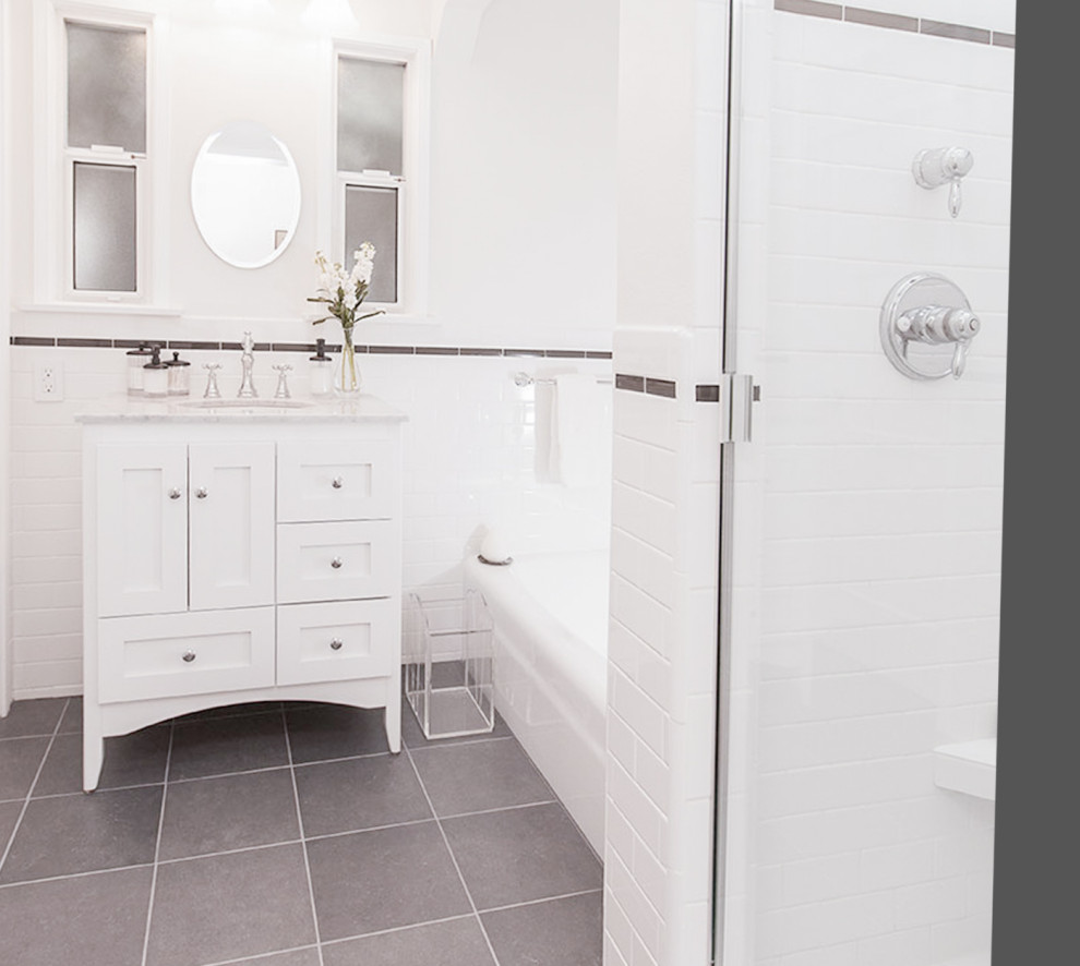 Aménagement d'une petite salle de bain principale romantique avec un placard en trompe-l'oeil, des portes de placard blanches, une baignoire encastrée, une douche d'angle, un carrelage blanc, des carreaux de béton, un plan de toilette en marbre, un plan de toilette gris, WC à poser, un mur blanc, un sol en carrelage de céramique, un lavabo intégré, un sol gris et une cabine de douche à porte coulissante.