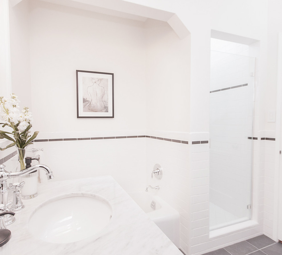 На фото: маленькая главная ванная комната в стиле шебби-шик с фасадами островного типа, белыми фасадами, полновстраиваемой ванной, угловым душем, унитазом-моноблоком, белой плиткой, цементной плиткой, белыми стенами, полом из керамической плитки, монолитной раковиной, мраморной столешницей, серым полом, душем с раздвижными дверями и серой столешницей для на участке и в саду
