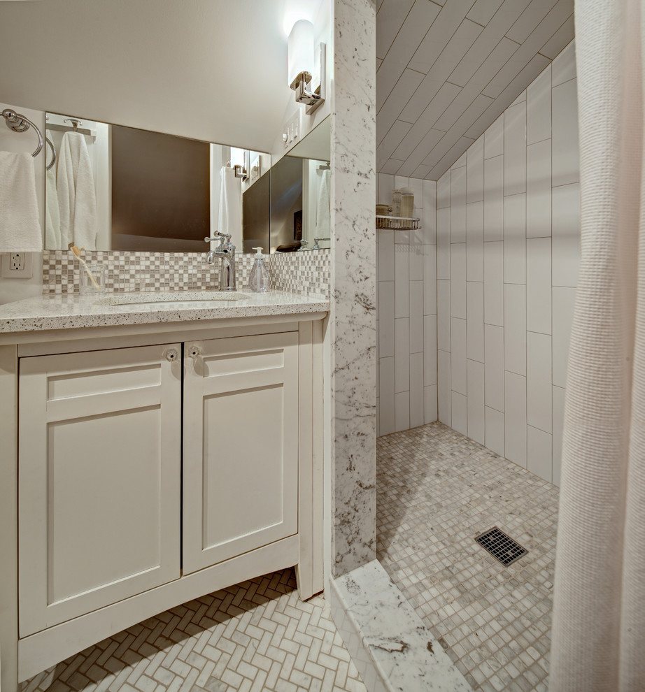 Immagine di una piccola stanza da bagno classica con lavabo sottopiano, ante in stile shaker, ante bianche, top in quarzo composito, WC a due pezzi, piastrelle bianche, pareti bianche e pavimento in marmo