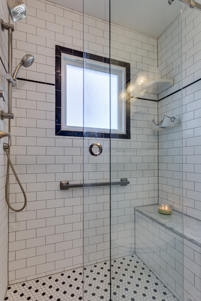 Kleines Klassisches Duschbad mit Schrankfronten im Shaker-Stil, weißen Schränken, Eckdusche, weißen Fliesen und Quarzwerkstein-Waschtisch in Washington, D.C.