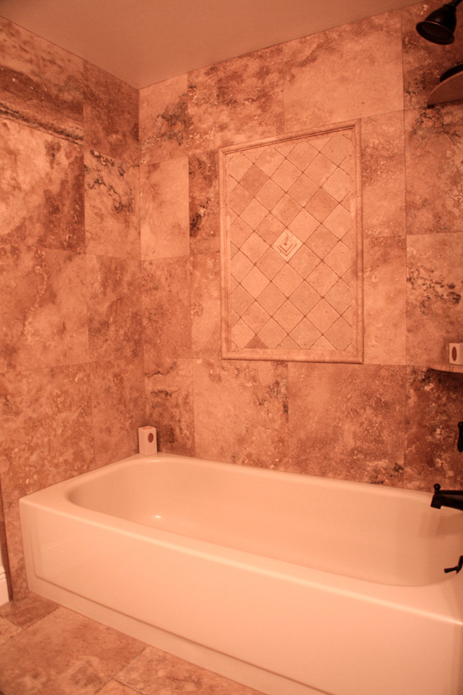 Immagine di una grande stanza da bagno padronale classica con lavabo sottopiano, ante con bugna sagomata, ante in legno scuro, top in granito, vasca/doccia, piastrelle beige, piastrelle in pietra e pavimento in travertino