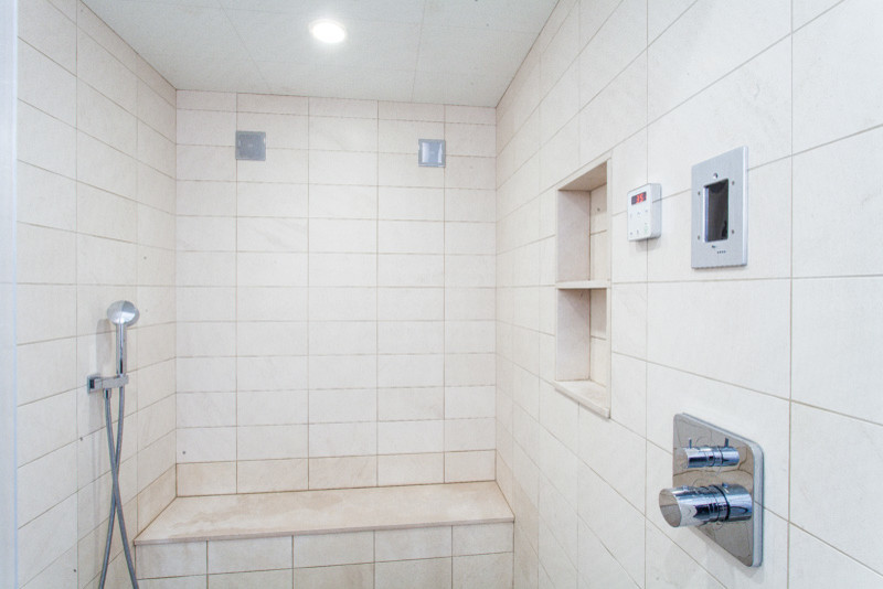 Imagen de cuarto de baño principal moderno de tamaño medio con ducha esquinera