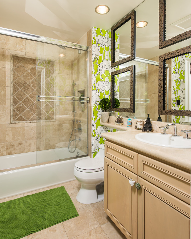 Свежая идея для дизайна: ванная комната в средиземноморском стиле с накладной раковиной, фасадами с выступающей филенкой, фасадами цвета дерева среднего тона, ванной в нише, душем над ванной, бежевой плиткой и разноцветными стенами - отличное фото интерьера