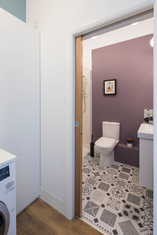 Exemple d'une petite douche en alcôve principale moderne avec un placard à porte plane, des portes de placard blanches, WC à poser, un carrelage blanc, des carreaux de porcelaine, un mur violet, un sol en carrelage de porcelaine, un lavabo suspendu et une cabine de douche à porte battante.