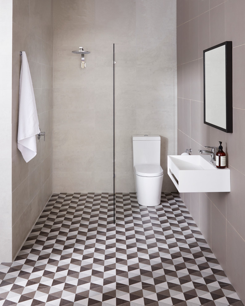 Diseño de cuarto de baño actual pequeño con lavabo suspendido, ducha abierta y sanitario de una pieza