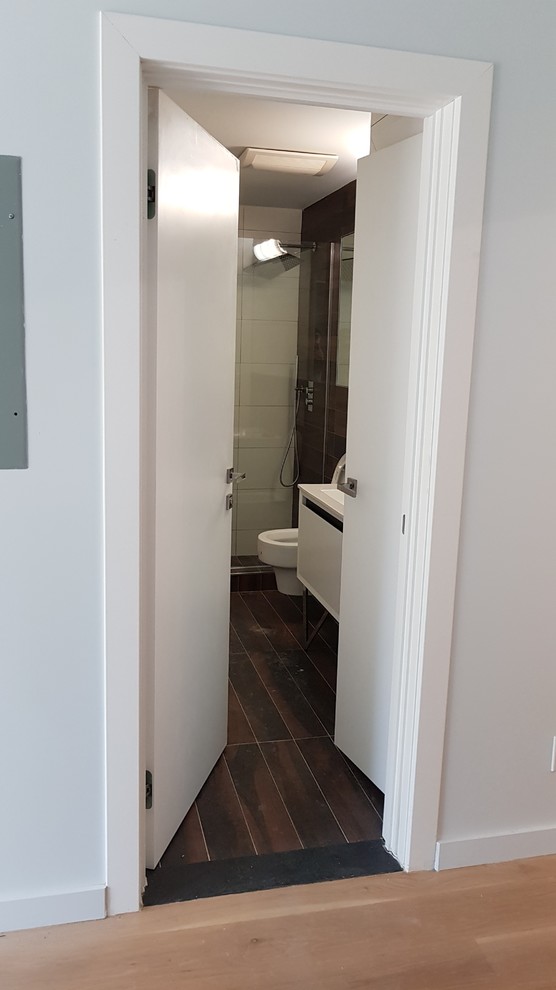 Идея дизайна: ванная комната среднего размера в стиле модернизм