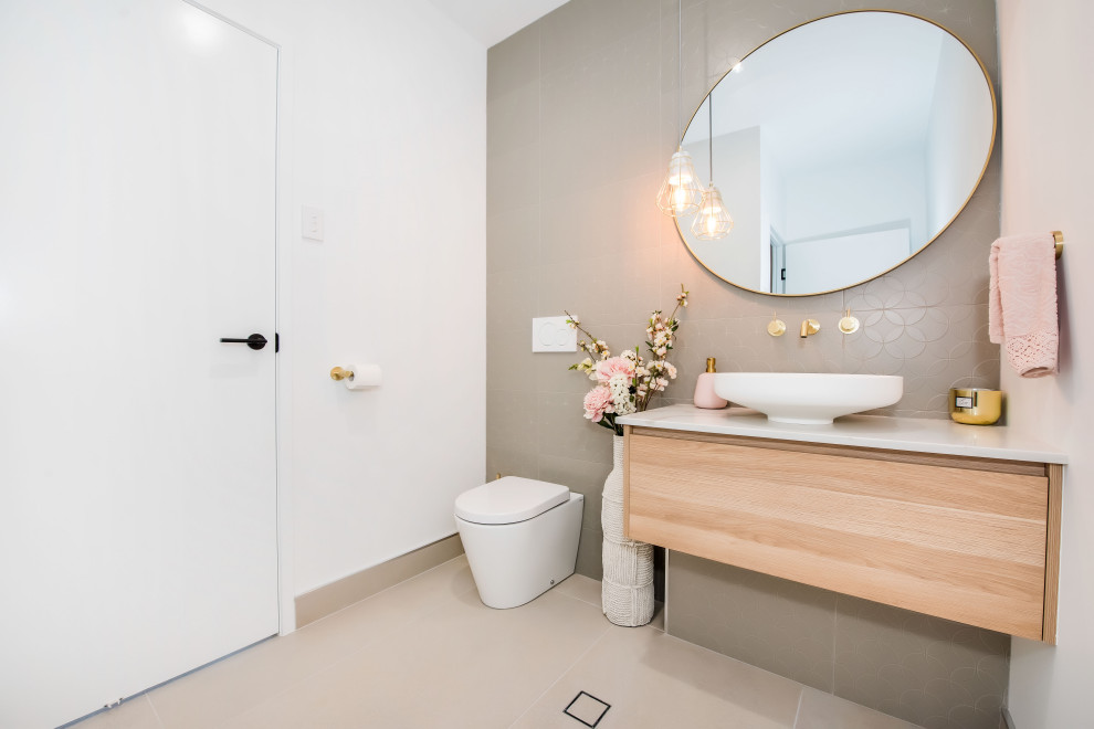 Cette photo montre une salle de bain moderne avec un plan de toilette en quartz modifié.