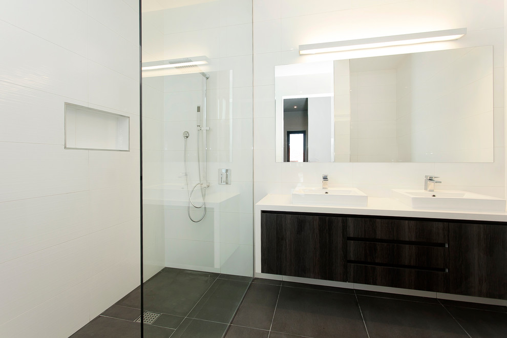Exempel på ett mellanstort modernt badrum, med luckor med infälld panel, bruna skåp, en öppen dusch, vit kakel, keramikplattor, vita väggar, klinkergolv i keramik, ett fristående handfat och bänkskiva i kvarts