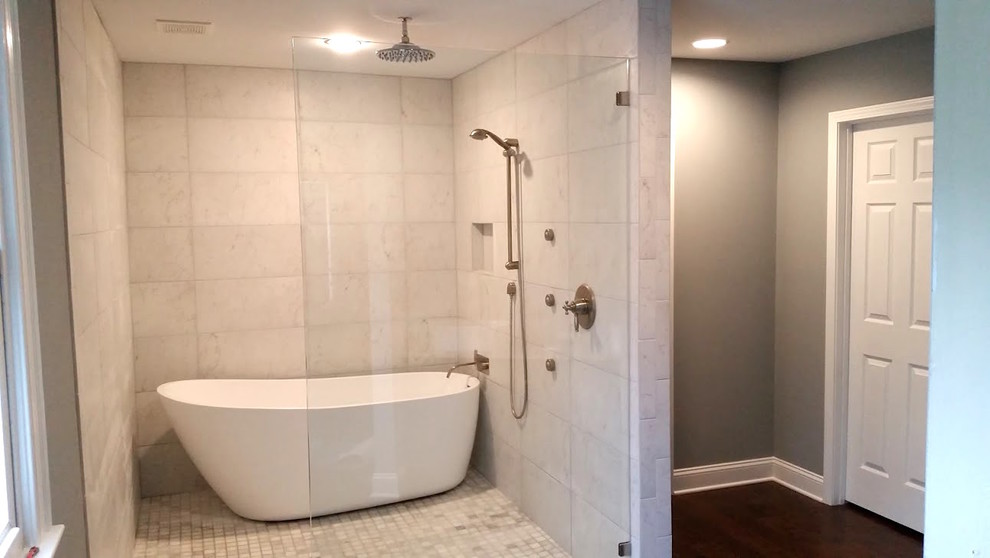 Diseño de cuarto de baño principal actual grande sin sin inodoro con bañera exenta, baldosas y/o azulejos blancos, baldosas y/o azulejos de piedra, paredes grises y ducha abierta