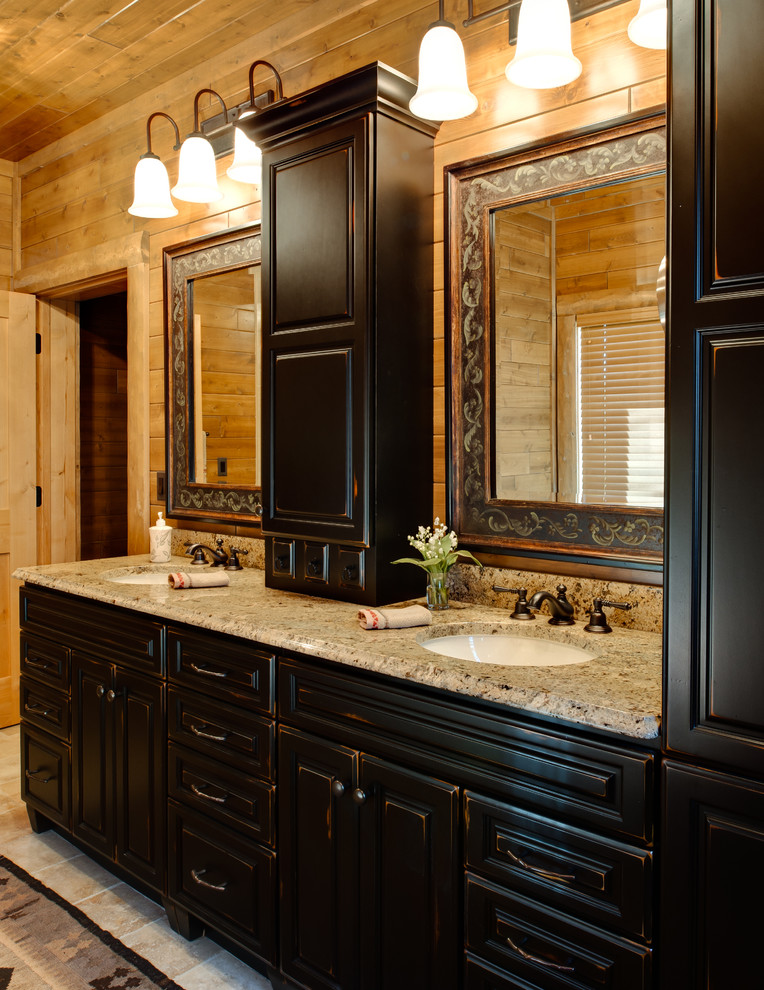 Foto de cuarto de baño principal tradicional con puertas de armario negras y encimera de granito