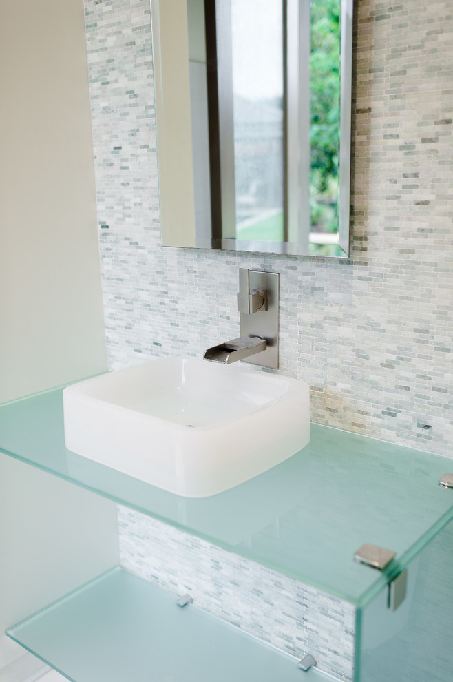 Пример оригинального дизайна: ванная комната в стиле неоклассика (современная классика) с плиткой мозаикой, настольной раковиной и стеклянной столешницей
