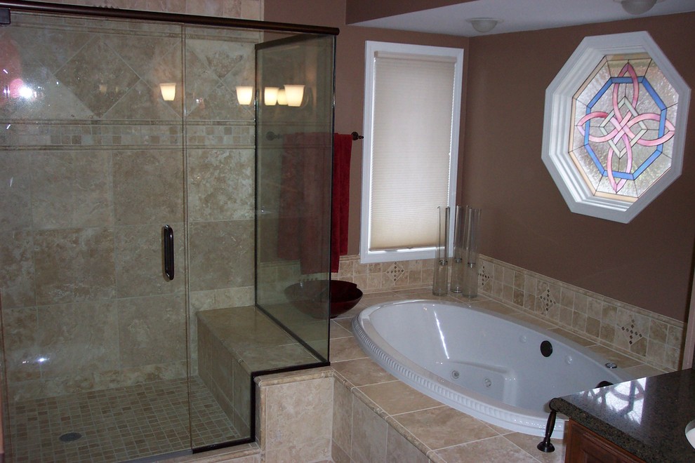 Cette photo montre une salle de bain principale chic en bois foncé de taille moyenne avec une baignoire posée, un mur marron, un lavabo encastré, un placard avec porte à panneau encastré, un carrelage beige, des carreaux de porcelaine et un sol en carrelage de porcelaine.