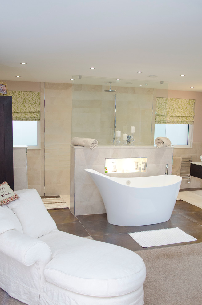 Idee per una stanza da bagno padronale contemporanea con vasca freestanding, doccia aperta, pareti beige e doccia aperta