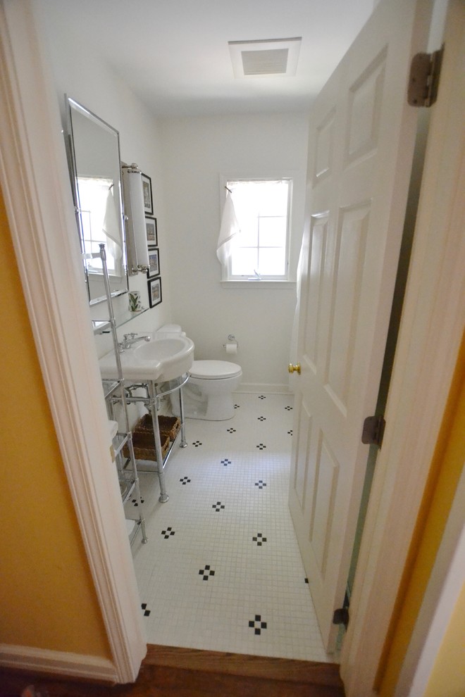 Inspiration för badrum, med en toalettstol med separat cisternkåpa, vita väggar, klinkergolv i keramik, ett piedestal handfat och flerfärgat golv