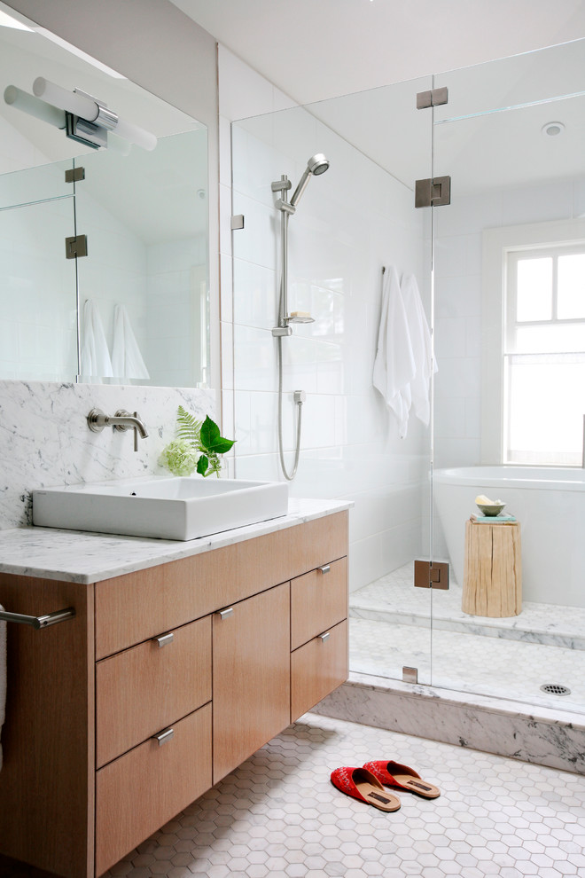 Foto på ett funkis vit badrum, med ett fristående handfat, ett fristående badkar och en dusch i en alkov