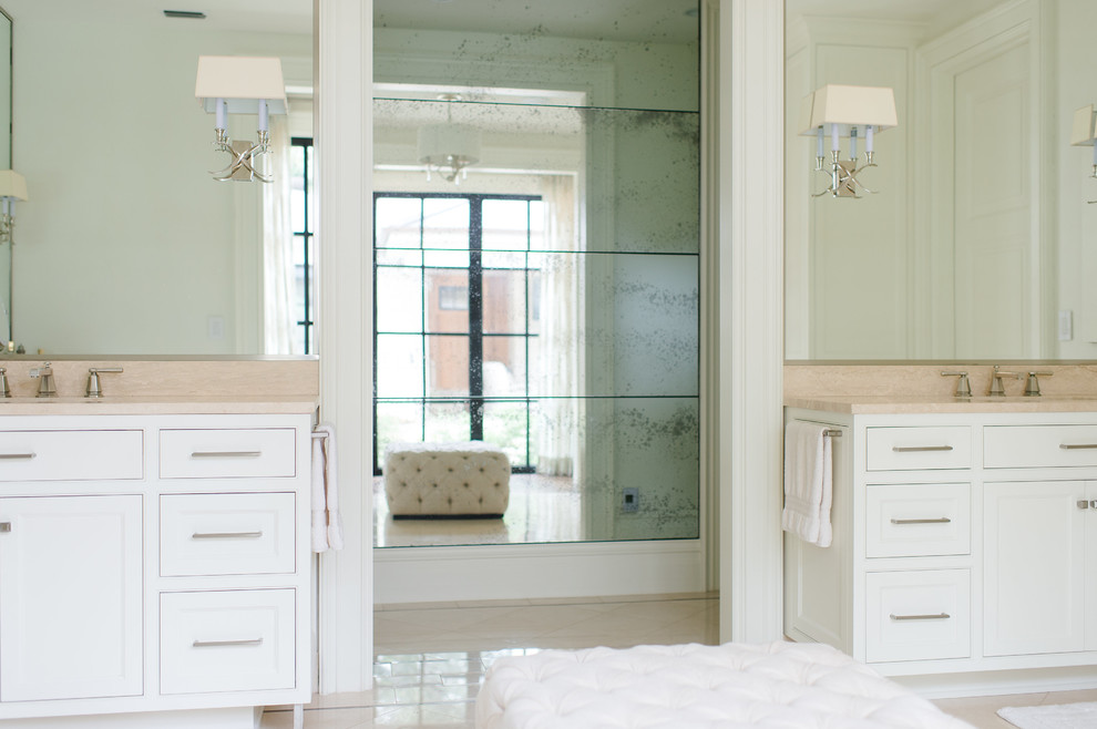 Modelo de cuarto de baño clásico renovado grande con puertas de armario blancas, suelo de mármol, encimera de mármol, suelo beige, encimeras beige, armarios estilo shaker y lavabo bajoencimera