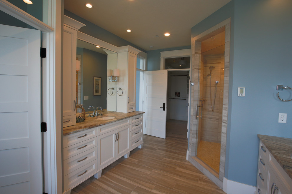 ソルトレイクシティにある高級な広いトランジショナルスタイルのおしゃれなマスターバスルーム (アンダーカウンター洗面器、シェーカースタイル扉のキャビネット、白いキャビネット、置き型浴槽、アルコーブ型シャワー、青い壁) の写真