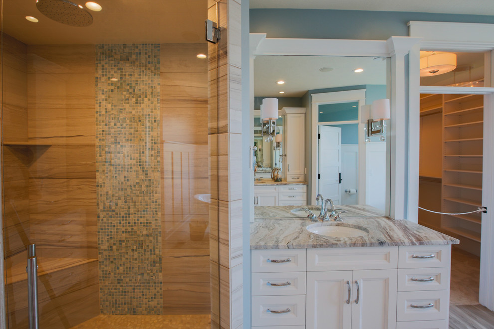 На фото: большая главная ванная комната в стиле неоклассика (современная классика) с врезной раковиной, фасадами в стиле шейкер, белыми фасадами, отдельно стоящей ванной, душем в нише и синими стенами