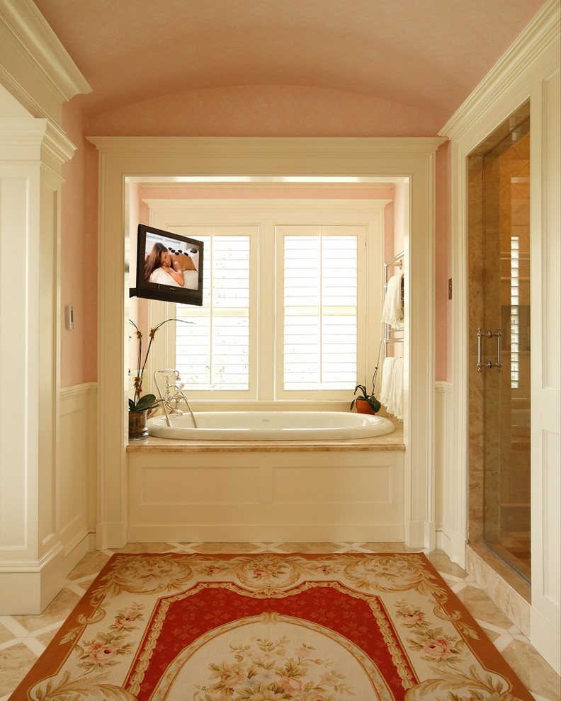 На фото: ванная комната в викторианском стиле с накладной ванной, душем в нише и бежевой плиткой с