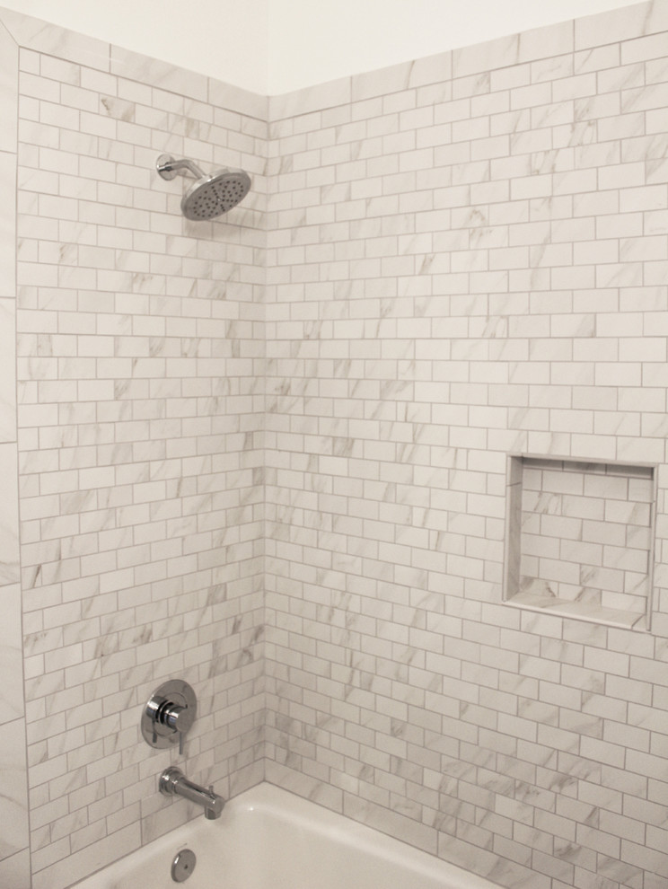 Imagen de cuarto de baño clásico con ducha esquinera, baldosas y/o azulejos blancos, baldosas y/o azulejos de porcelana, paredes beige y suelo de baldosas de porcelana