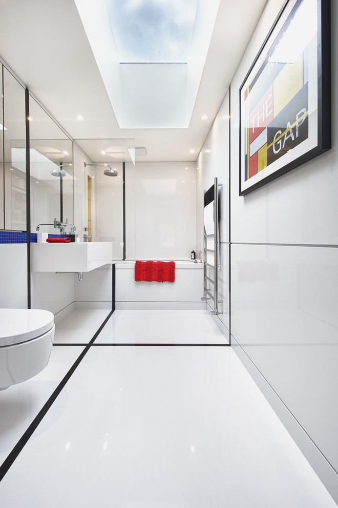 Aménagement d'une salle de bain contemporaine avec un combiné douche/baignoire, un carrelage blanc et un mur blanc.