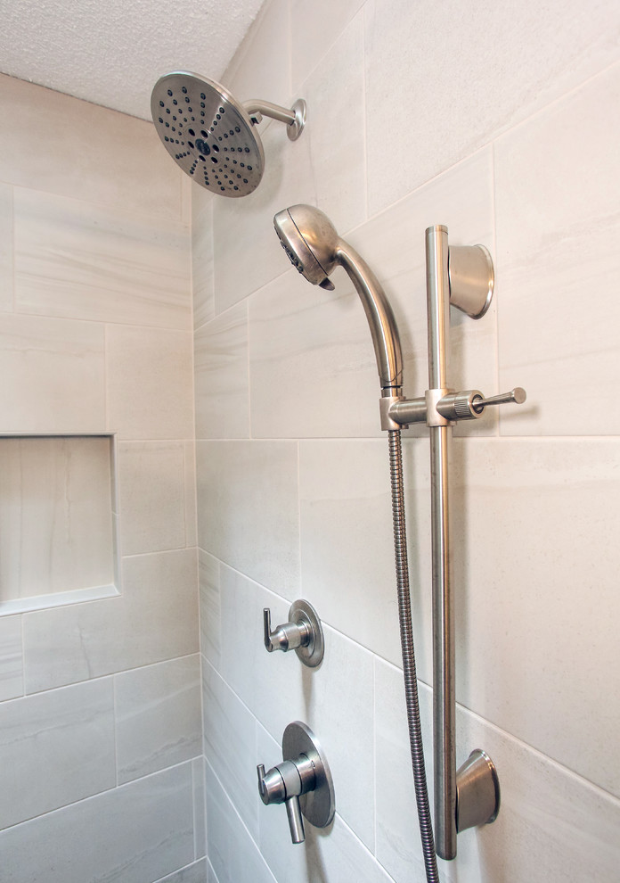 Exempel på ett mellanstort klassiskt flerfärgad flerfärgat badrum med dusch, med luckor med upphöjd panel, vita skåp, en dusch i en alkov, en toalettstol med separat cisternkåpa, beige kakel, porslinskakel, blå väggar, klinkergolv i porslin, ett undermonterad handfat, granitbänkskiva, grått golv och dusch med gångjärnsdörr