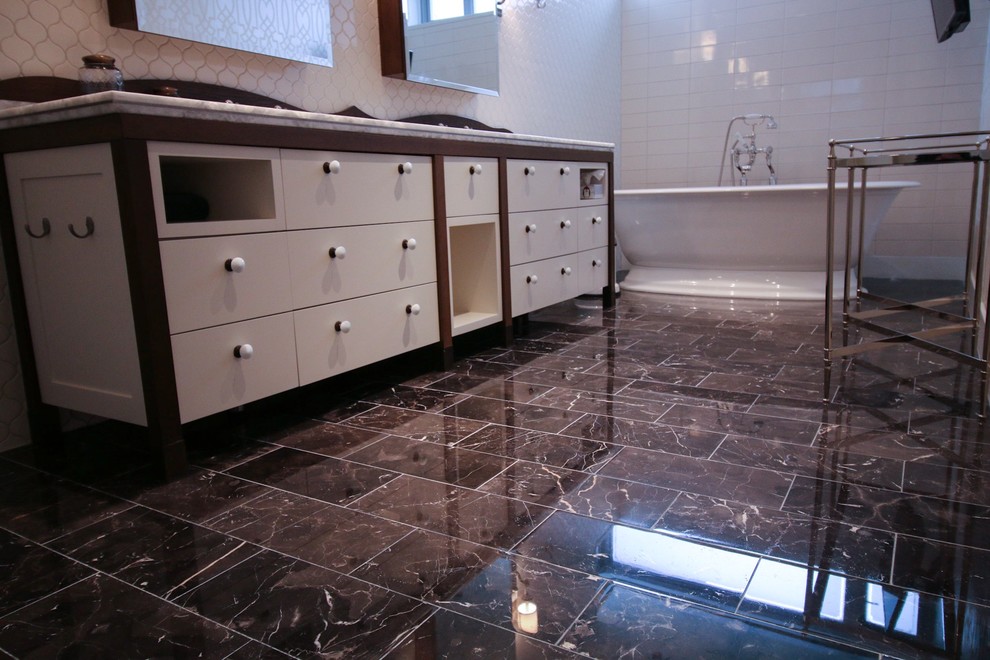 Esempio di una stanza da bagno minimalista con piastrelle marroni, piastrelle in pietra, pareti bianche e pavimento in marmo